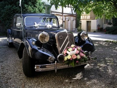 Blumengeschmückter Citroën für eine Hochzeitsfahrt