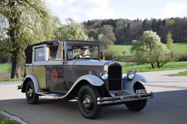 Citroën AC4 Taxi Landaulet von 1929 auf einer Ausfahrt im Grünen